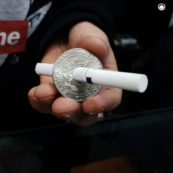 Moneda atravesada por un cigarro Medio Dolar de Tango Magic - Un lado spring